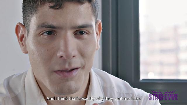 латинский бизнесмен получает щедрый бонус прямо на столе