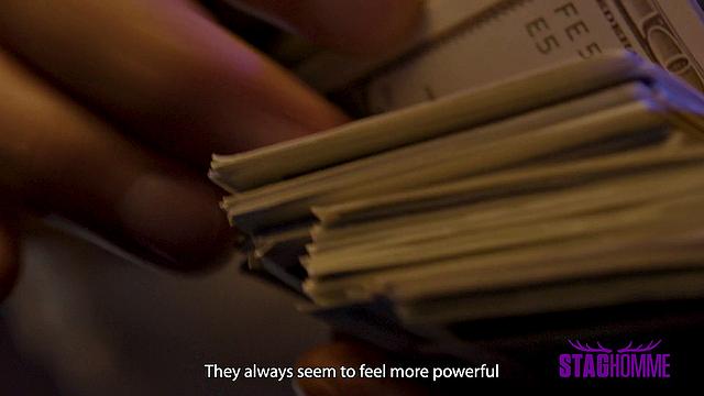 латинский бизнесмен получает щедрый бонус прямо на столе