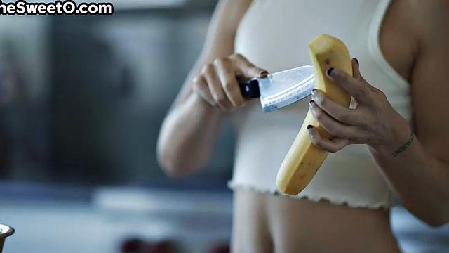 она стонет от кайфа, когда парень медленно раздвигает её