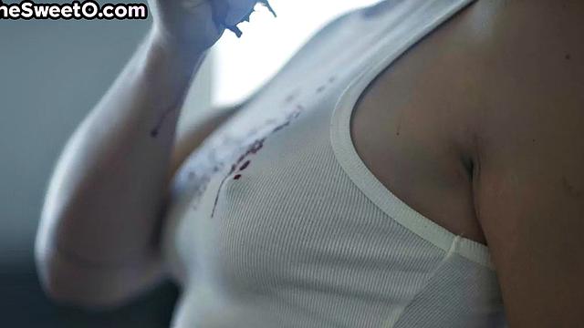 она стонет от кайфа, когда парень медленно раздвигает её