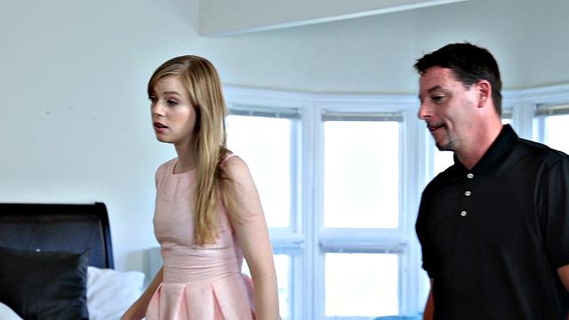 Похотливый отчим соблазнил готичную красотку в чужом платье