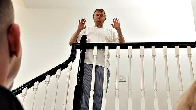 блондинка трахает dj при муже и заглатывает по самое горло