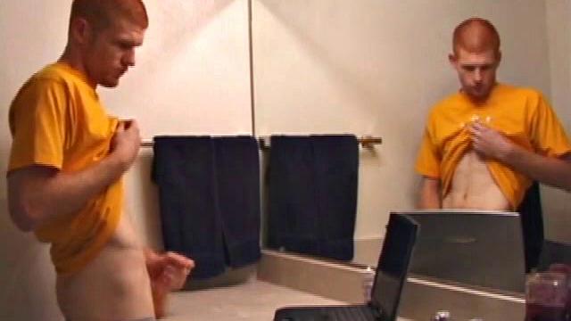 Тристиан разгоняет тоску в ванной, а зеркало потом долго отмывать