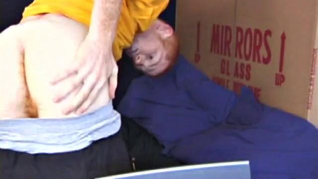 Тристиан разгоняет тоску в ванной, а зеркало потом долго отмывать