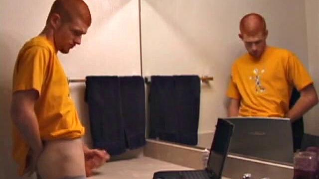 Тристиан разгоняет тоску в ванной, а зеркало потом долго отмывать