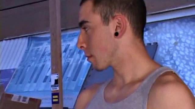 Люк Дэниэлс дрочит толстый член и заливается спермой перед камерой для парней.