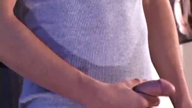 Люк Дэниэлс дрочит толстый член и заливается спермой перед камерой для парней.