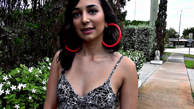 татуированная латина отдается по-жесткому на улице и ловит щедрый фейсит