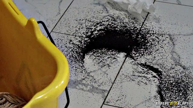 Ана Foxxx жестко дрючит непослушную подругу Jezabel Vessir страпоном на кровати после работы, пока обе не кончают мощно вместе.