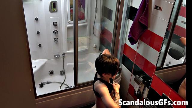 татуированная подружка моется в душе и показывает фигуру