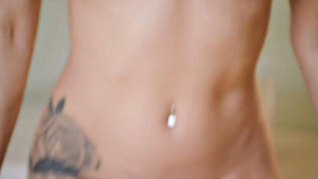 жаркая брюнетка получает по полной в миссионерской