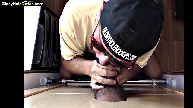 Amateur DILF loves pleasing lucky dude at gloryhole