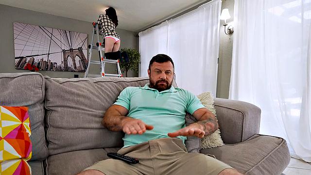 помогла отчиму с делами, оказалась на члене в каждой комнате