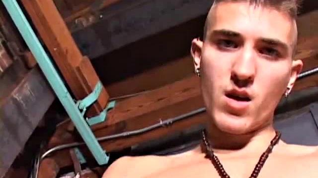 Тайлер Риджстоун дрочит мощный член и выдает обильный финиш.