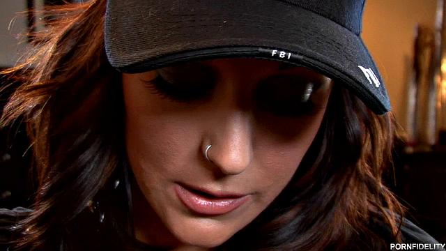 Сексуальная копша застукала парочку и сама захотела вписаться