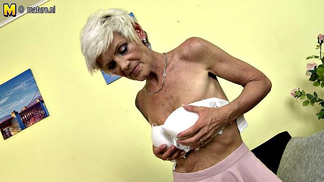 зрелая леди забыла про борщ, когда увидела член