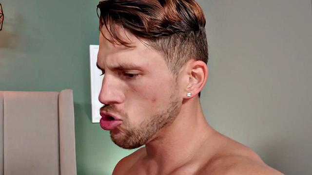 Athletic jock barebacked by tattooed stud till cumshot