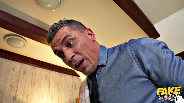 две мокрые шлюхи раздеваются и сосут хуй по очереди