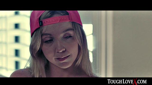 Блондинка Николь Нэш связана и жадно вылизана на улице