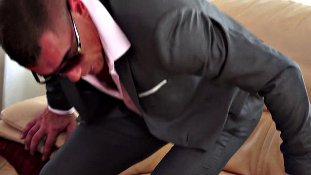 хлоя ламур заманивает грудью при продаже мебели