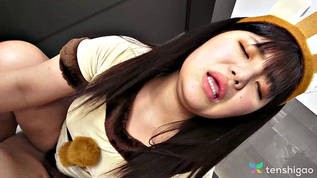 Мадока Ватанабе в форме: за прилавком набивает не только булки