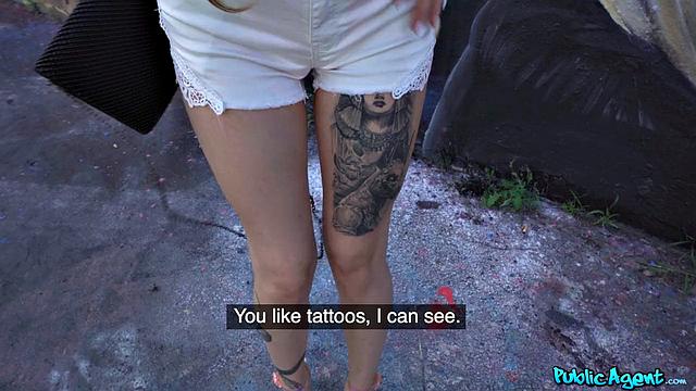 Колумбийская татуированная шлюха выгуливает жопу в стиле doggystyle и ловит сперму на язык, а ты думал это просто прогулка по набережной?