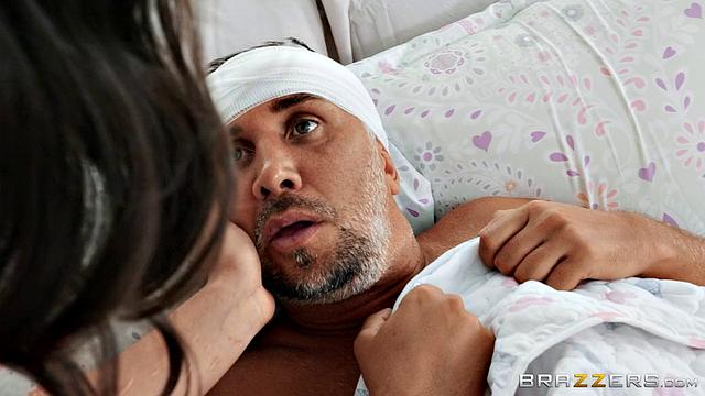 Смотри, как Brooklyn Gray соблазняет Keiran Lee и не дает ему уйти из порно!