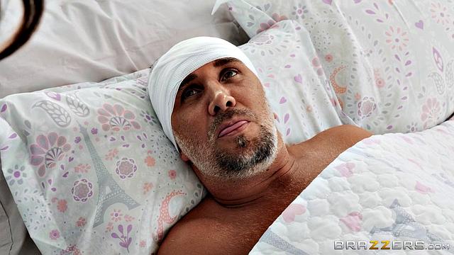 Смотри, как Brooklyn Gray соблазняет Keiran Lee и не дает ему уйти из порно!