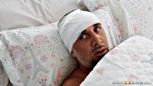 Смотри, как Brooklyn Gray соблазняет Keiran Lee и не дает ему уйти из порно!