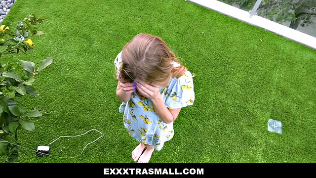 брюнетка трахается у бассейна и ловит сперму на лицо