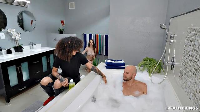 Дикая измена в ванной: Jmac тайком трахается с Josie Tucker, пока его девушка рядом!
