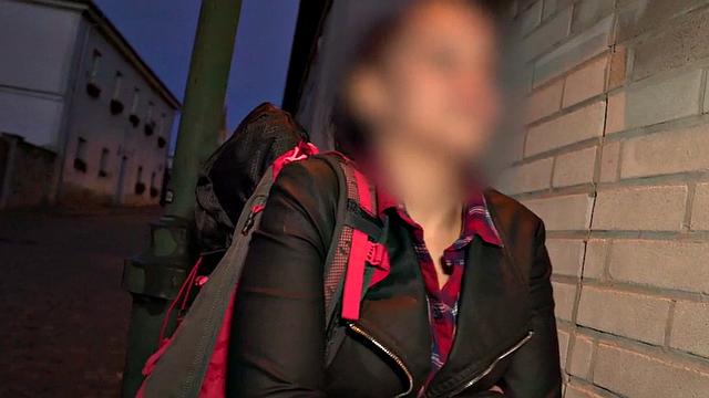 студентка исповедуется фейковому священнику и получает целый обряд в фургоне