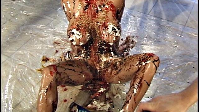 облей зрелую шоколадом и оближи её с ног до головы