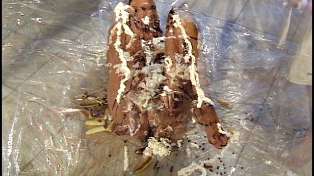 облей зрелую шоколадом и оближи её с ног до головы