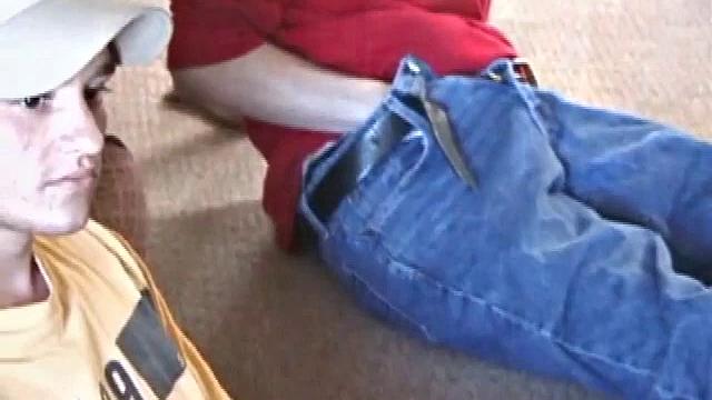 Трое горячих мужиков устроили битву за толстый член