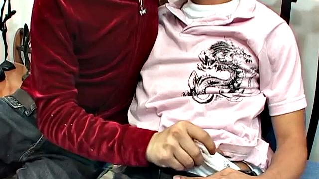 Матиас с Себастьяном забывают про штаны и сразу берутся за член