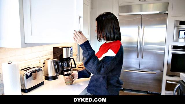 жадные языки и мокрые киски у страстных подруг