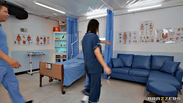 Валентина Наппи устраивает групповуху с врачами и санитарами в больнице.