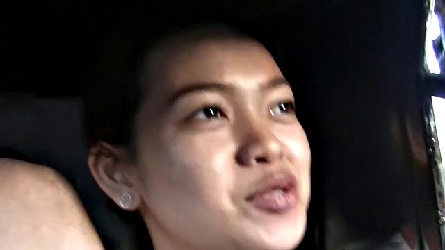 Селин с аппетитной жопкой испытывает кайф на Trike Patrol