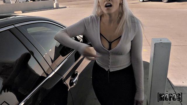 Сочная блондинка Indica Monroe забирается на член Scott Nails и зажигает по полной в позе наездницы и миссионера.