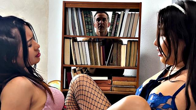 учитель разносит двух азиатских красоток на столе