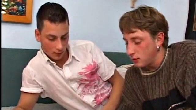 Смотри, как два гетеро друга трахают друг друга без резинки, по-настоящему по-гейски.