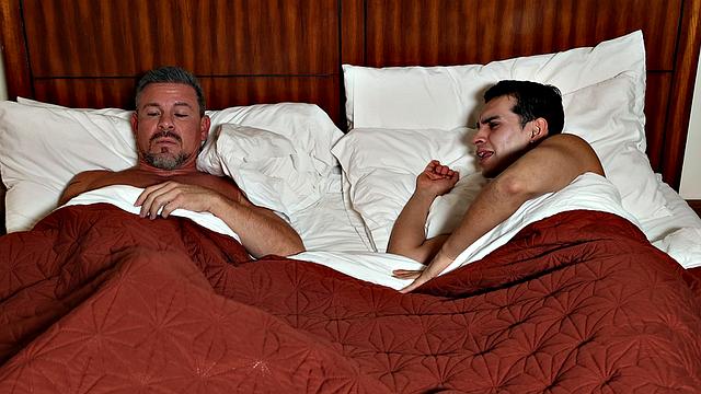 FamilyCreep - латинский пасынок делится комнатой и жопой со своим седым отчимом