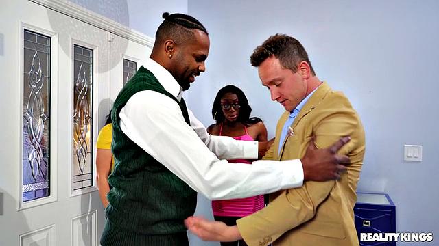 Когда ужин превращается в оргию: Ebony Mystique заливает стол и трахается со всех сторон, а хозяин не может поверить своим глазам - аппетит на секс и сквирт сильнее, чем на еду!