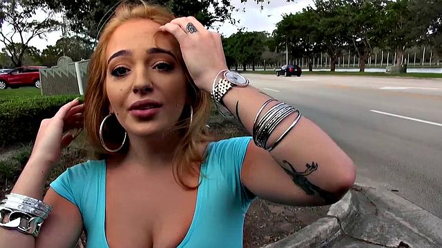 татурованная латинка-рыжая получает дикое трахание в спальне