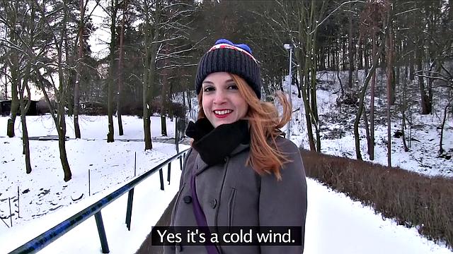 яркая рыжая с тату трахает на улице за деньги и кайфует