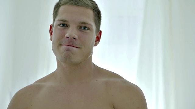 Ripped muscle hunk jerking off solo while showing body