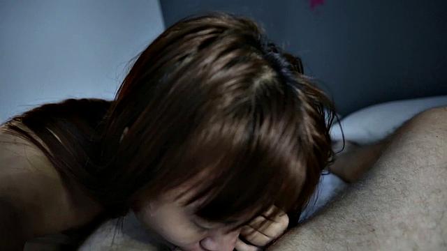 смотри, как стройная азиатка сосёт и трахается со зрелым мужиком