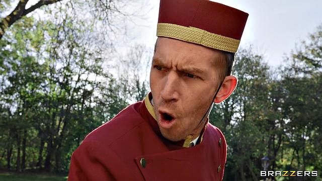 Доминирующая milf Amber Jayne трахает портье в гостиничном номере, пока тот не кончает на лицо и грудь.