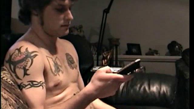 парень дрочит другому натуралу и доводит до кончи